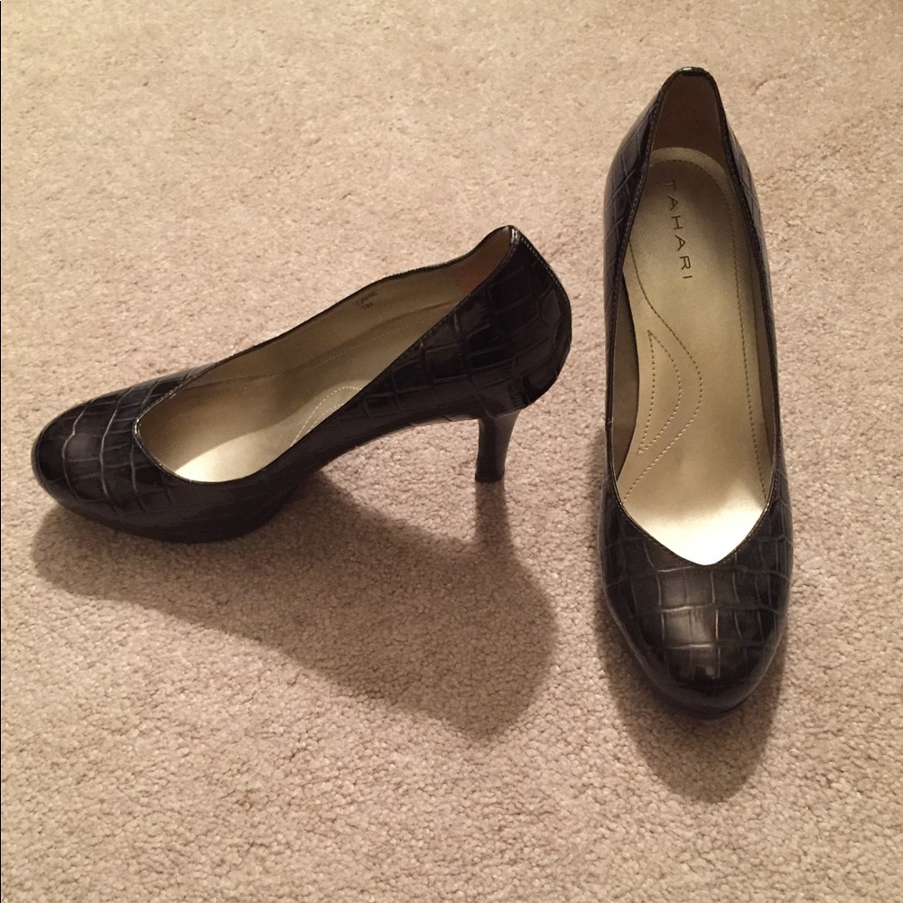 Tahari heels size 7.5